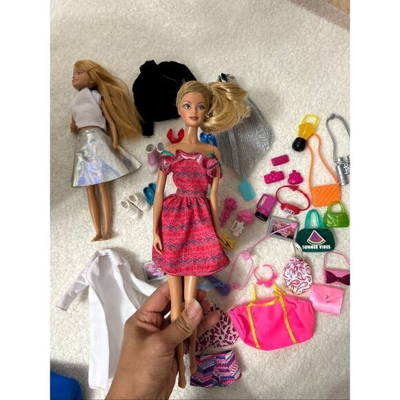 Barbie and accesorios bundle pack - Picture 2 of 3
